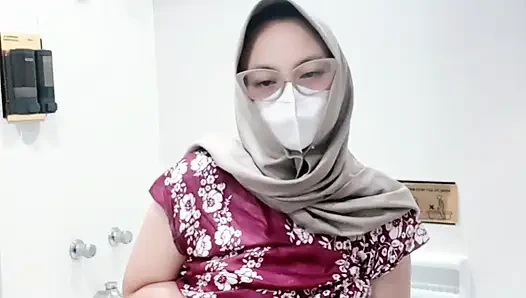 Fontäne eines mädchens in einem batik-daster-kleid