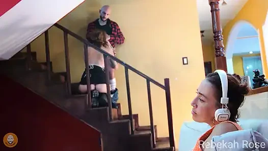 Sementara istriku menonton TV, dia mengikuti saudara perempuannya di tangga.