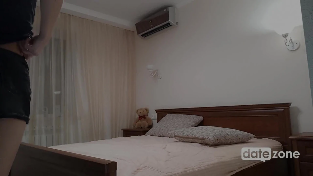 Çarpıcı genç kız kıyafetlerini çıkarıyor ve amıyla oynamaya başlıyor