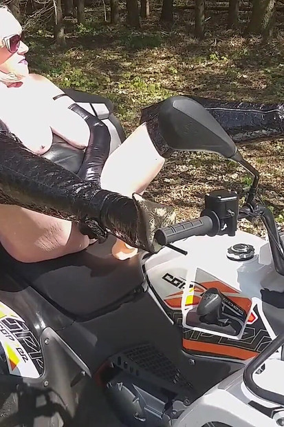 Geile deutsche oma wird beim gehen heiß und sucht abenteuer