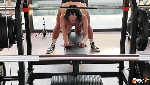 Fitness esmer yüze oturma, gırtlağına kadar alıyor ve spor salonunda ağzına boşalana kadar tutkulu sikişiyor