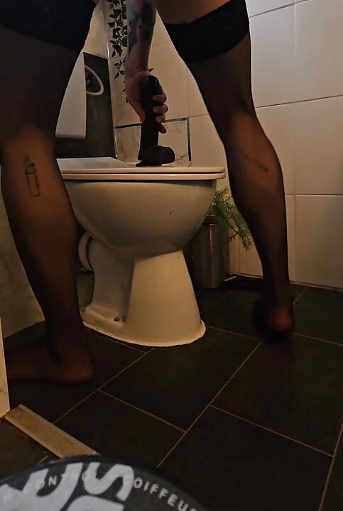 Sissy in strümpfen reitet ihren dildo teil 1