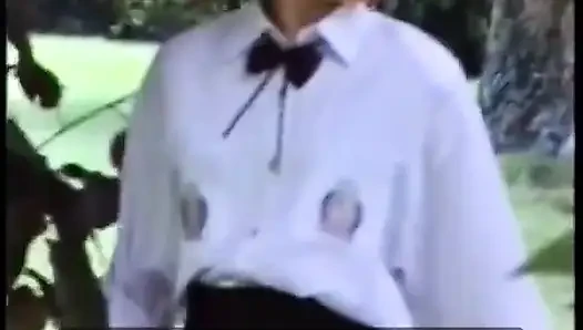 一個穿著金色羽絨被的大學妹在草坪上被操。