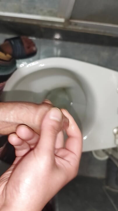 सुंदर ट्विंक टॉयलेटमध्ये हातमैथुन करते