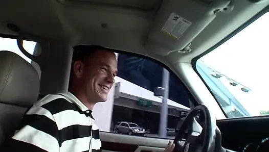 Yuvarlak götlü genç güzellik tavlandıktan sonra sikiliyor