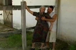 Sexo caliente con la abuela en la granja