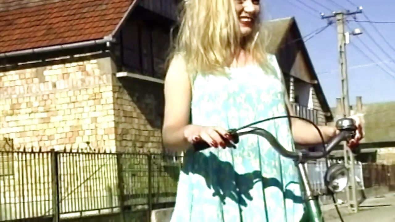 Blondine in roten dessous nimmt harten schwanz tief