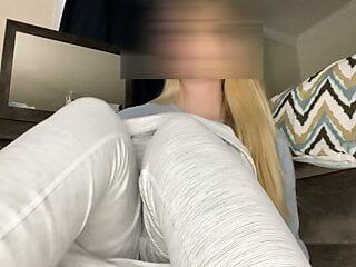 Geile Amateur-Blondine befriedigt sich auf dem Boden im Schlafzimmer !!
