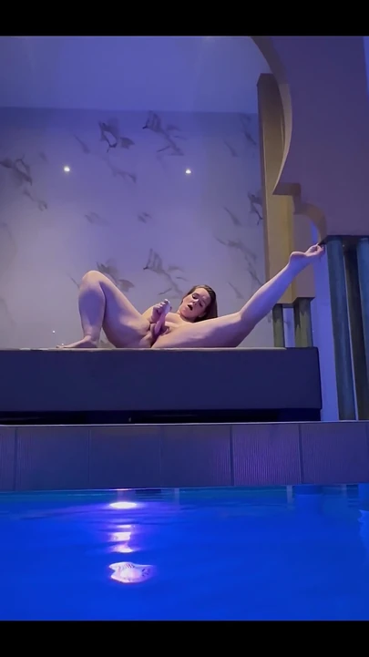 Aku lagi sange berat di spa ini sampai aku muasin memekku sendirian