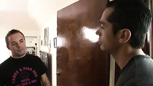 Eden Adams'ın beş parasız bir var, bu yüzden şimdi farklı bir şekilde ödemek zorunda