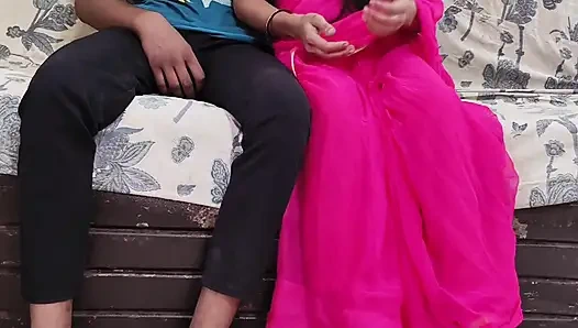 Hintli kız erkek arkadaşında sert sikişiyor