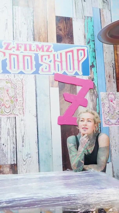 Ζευγάρι με τατουάζ γαμιέται με μεγάλες πούτσες Η Εύθυμη Τετράδα με Μελάνι | Κλιπ 1