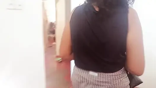 Desi tina berkemah di rumah saat bekerja