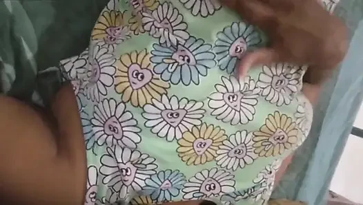 Adik tiri dengan toket besar ini lagi asik muasin memeknya pakai dildo sama abang tirinya sendiri