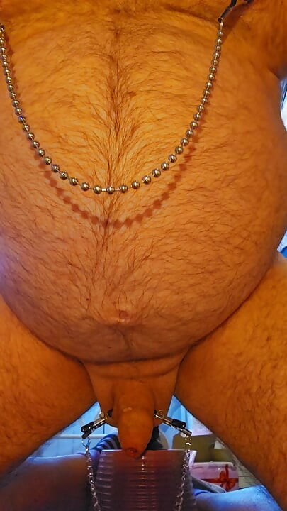 Dildo na ipinapasok habang may nipple clamps