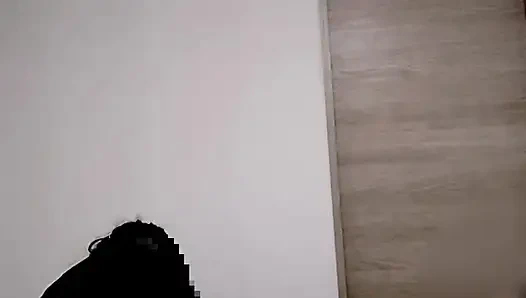 Ev tarzı video. Kovboy kız turuncu iç çamaşırlı büyük memeli bir evli kadınla oynuyor. Çiftin evde aktiviteleri. Ev yapımı amatör Per