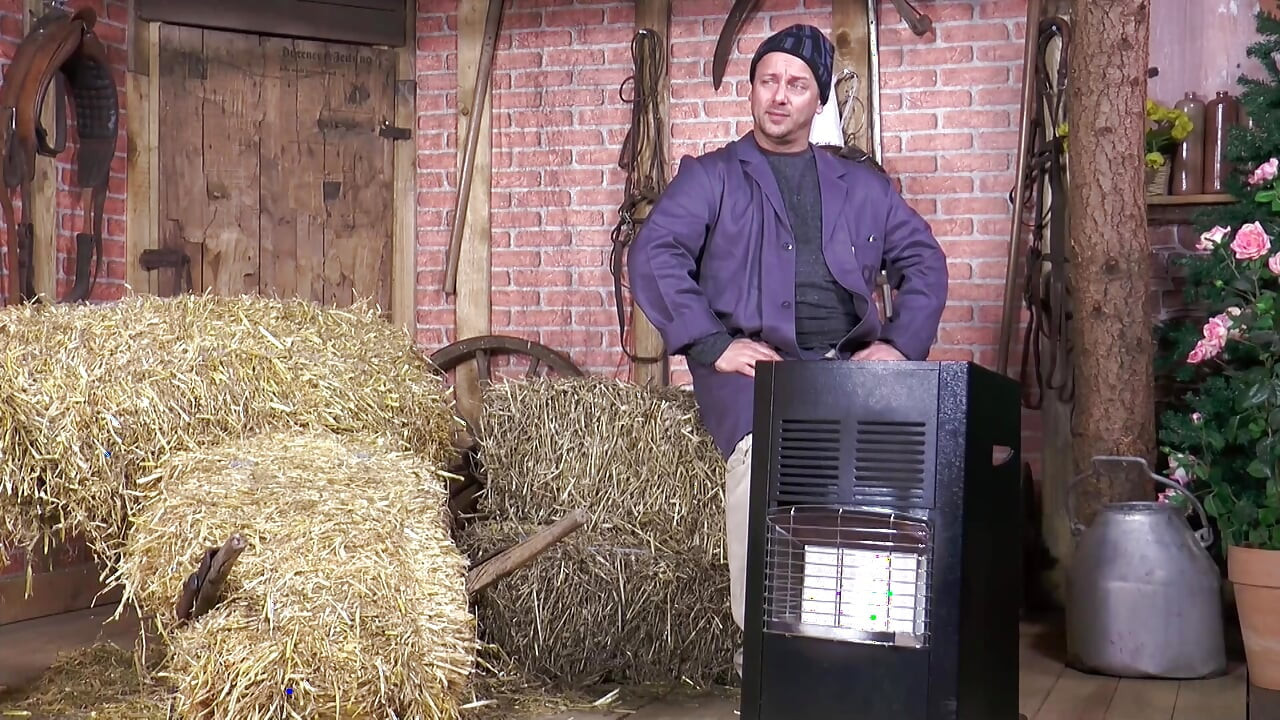 Gorący seks analny z seksowną brunetką w stodole