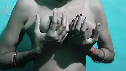 Behan apni body masage karte huea