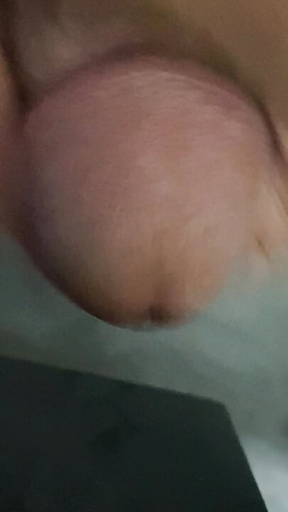In the bathroom, there was a cock that was getting an erection, only knowing how to endure it, not having to do it