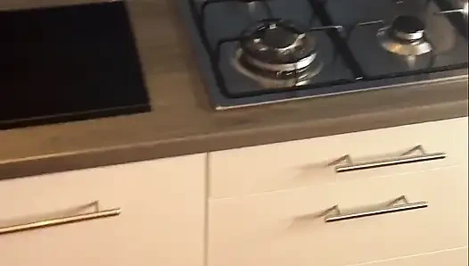 Ateşli İngiliz evli kadın yemek yaparken sikiliyor