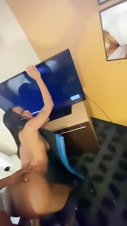 Luând o pulă bună a lui Li pe la spate