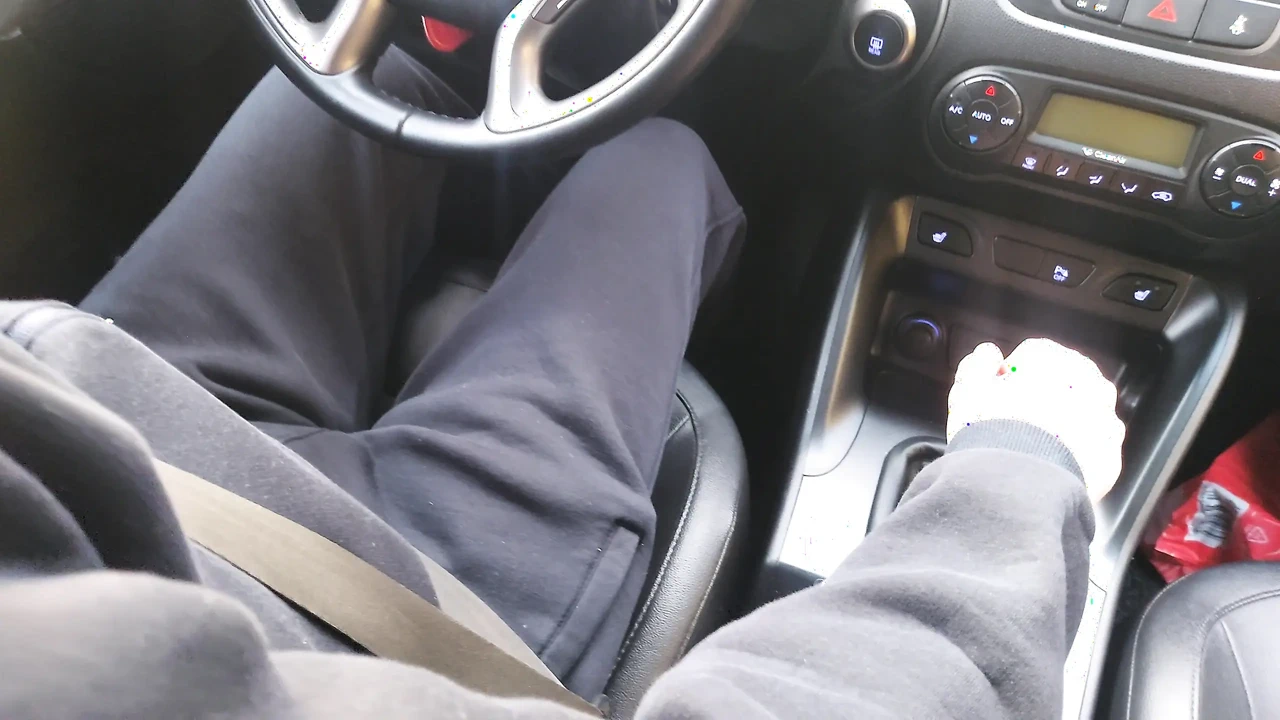 热辣熟女在公共场合用穿着丝袜的性感腿在车里挑逗一个出租车司机