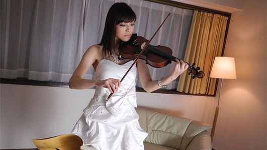 Cachonda yuria tominaga toca un violín y se frota el coño