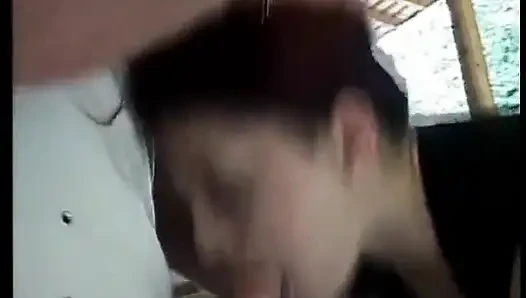 Pelacur terangsang berambut merah suka haus air mani di mulutnya di samping dinding rumah