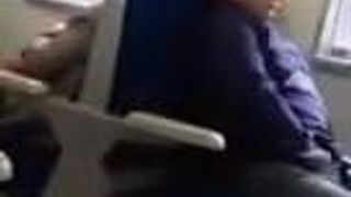 Un pervers se branle et mange son sperme dans le train