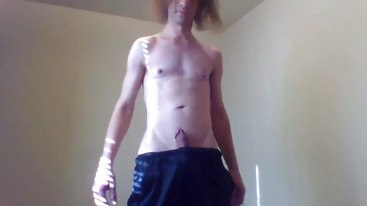 Transgirl golpeando su clítoris duro y no op