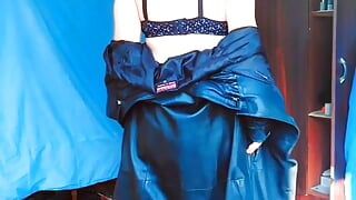 Нейлоновое мини-платье сисси-шмель кроссдрессера с симпатичной задницей, сексуальный танец леди-бой с большой жопой