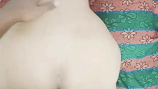 Üvey kız kardeşimi ona çikolata vererek baştan çıkardım, sonra onu siktim ve içine boşaldım.