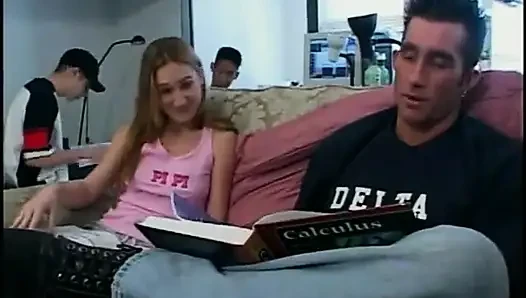 Padova si murid nakal rambut pirang lagi asik ngusap memek teman sekamarnya ashley blue saat cowok sange lagi asik ngentot pantatnya