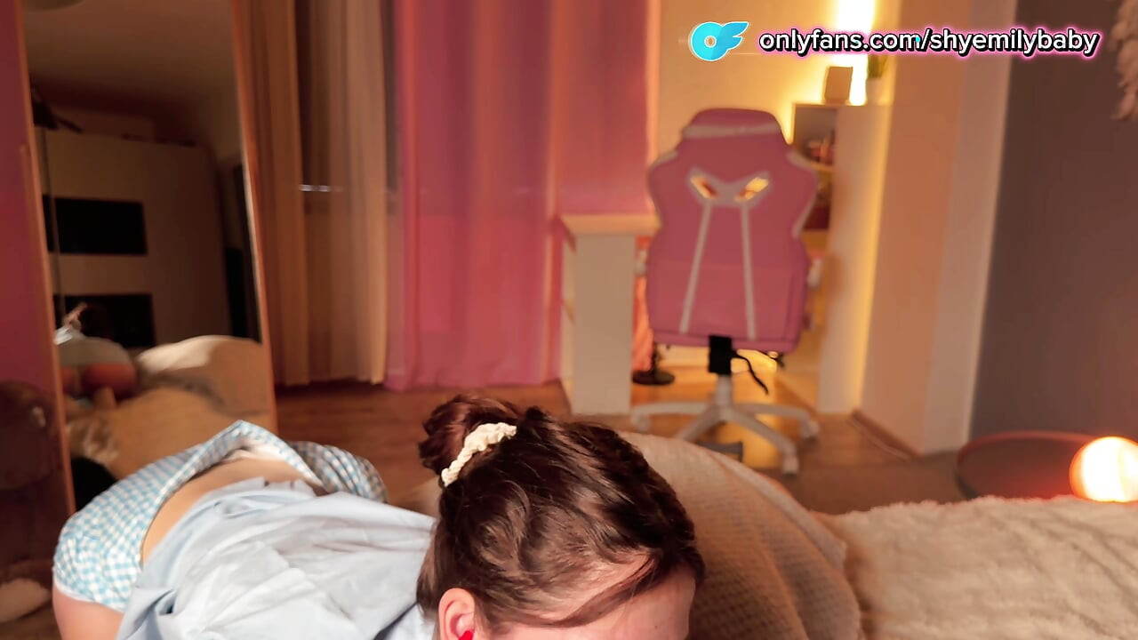 ASMR - maseuza blândă te face să o topești pe Emily timidă