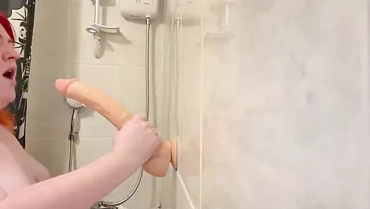 İri güzel kadın dildo ile dağınık eğlence