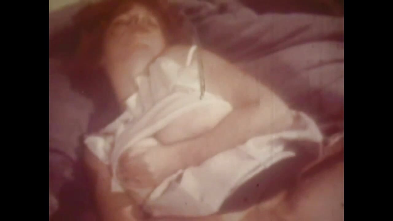 Εκπληκτικό vintage σόλο σεξ για ένα καυτό μωρό με τεράστια βυζιά που δαχτυλώνει το τριχωτό μουνί της