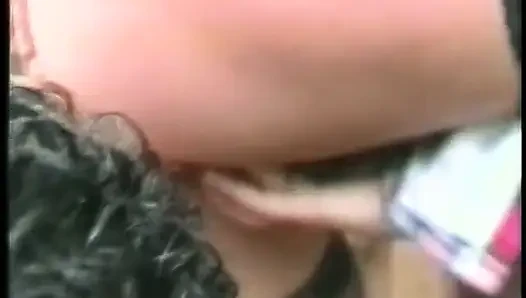 Endy si cewek imut dengan pantat bahenol lagi asik ngentot kontol pria ini pakai dildo di seks threesome biseksual