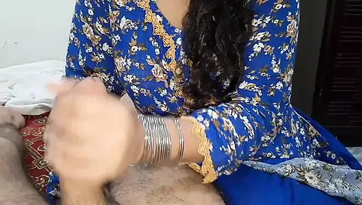 Schwiegertochter, während sie schwiegervater bedient, überrascht - Hindi audio