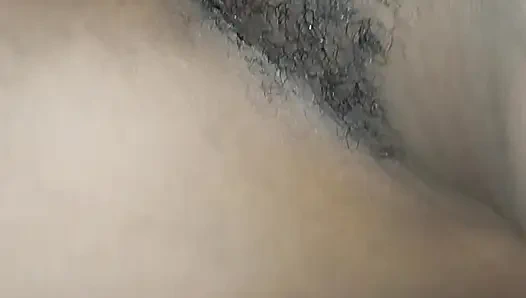 Cewek itu ngocok kontolku dan dudukin kontolku