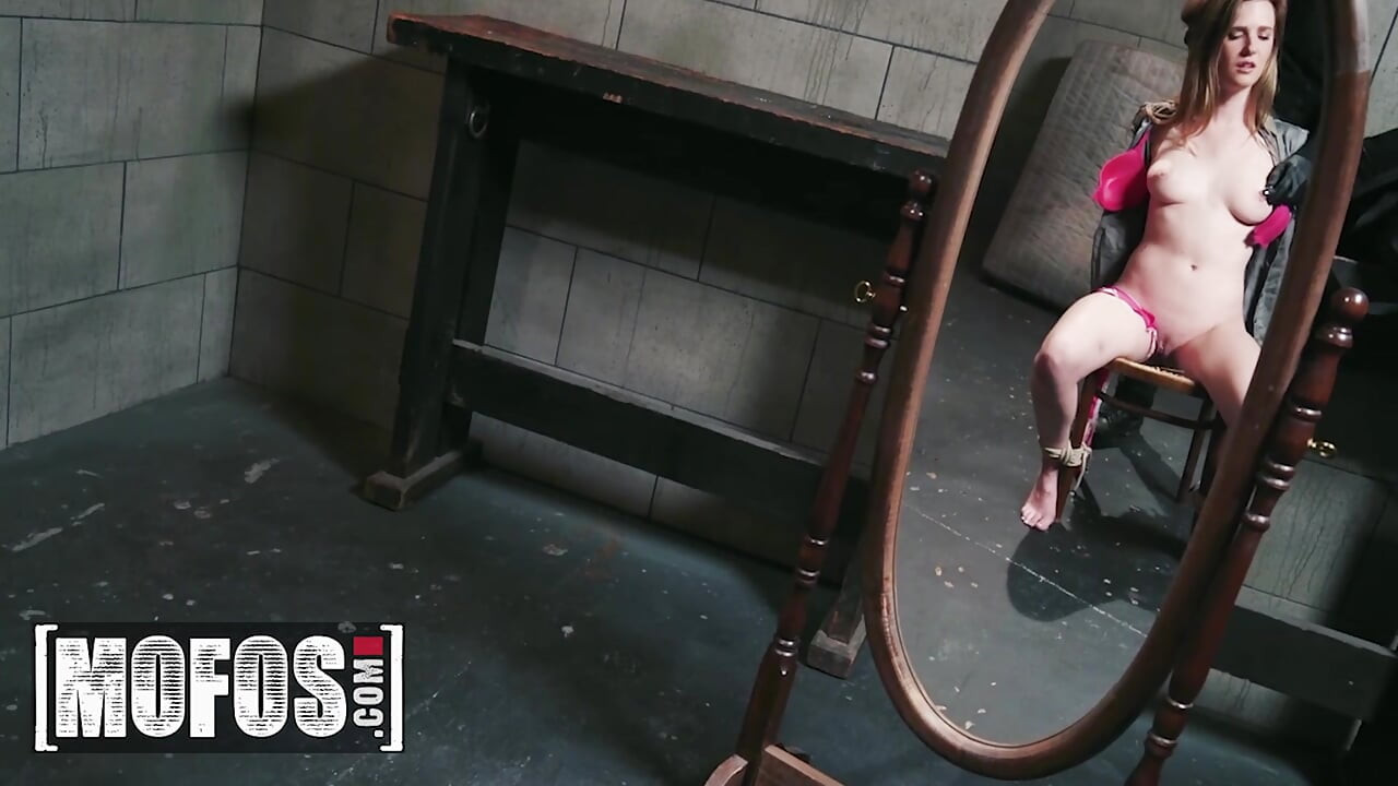 MOFOS - Ashley Lane dostaje cipkę drażnioną wibratorem przed głębokim i ostrym rżnięciem