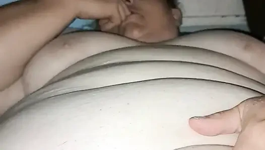 Fingering lubang pantatku sampai aku muncrat