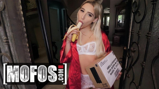 Abella Danger deixa seu entregador provar sua famosa buceta - mofos