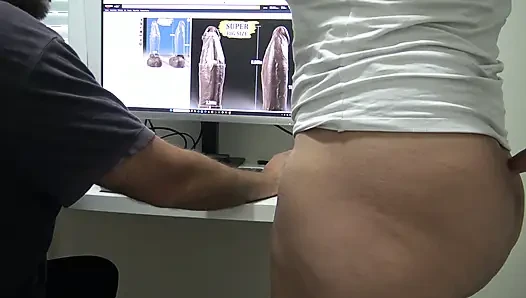 Üvey oğul gerçek üvey annesi için büyük siyah bir dildo sipariş ediyor