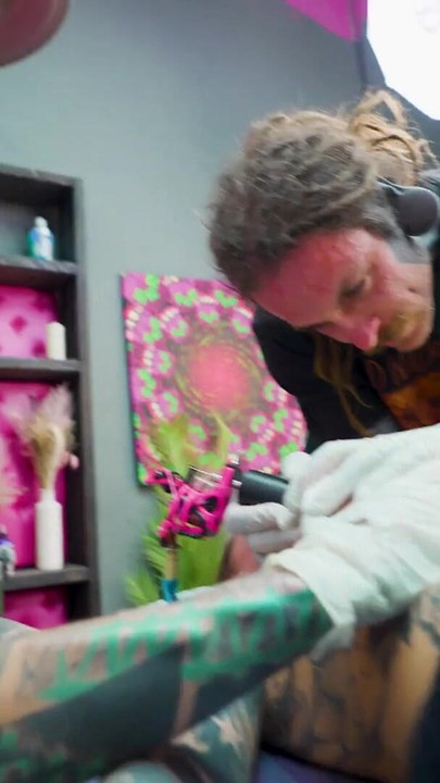 大きなチンコとカップルのインク入り4人組、メリーがタトゥーをつけられる |クリップ1