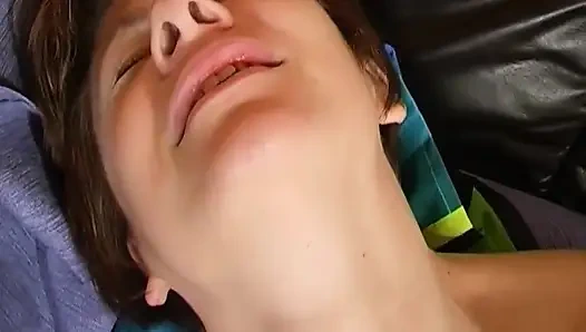 Cewek sange rambut cokelat di-fingering dan dientot habis-habisan di sofa