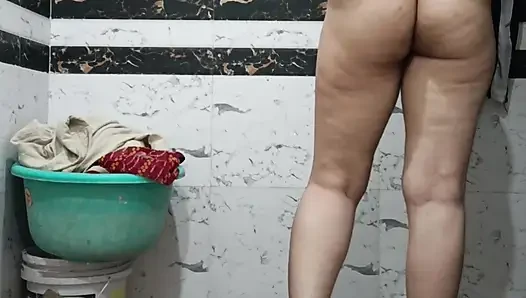 Прия Бхабхи показывает большую киску