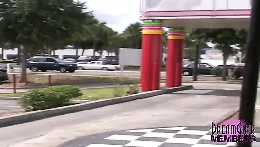 Semua bar imut alami semua di tempat umum terbuka