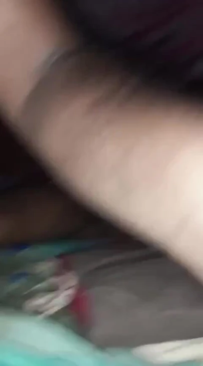 我的继兄弟舔我的阴户并操了我，把他的整个阴茎都放进去。 | 短片 1