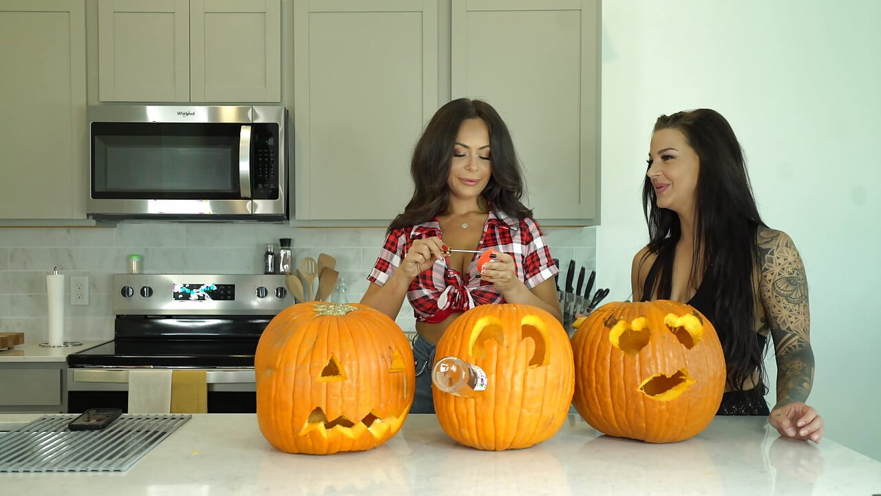 Kiki Mariah_970 Evelin Carve Pumpkins Nude Photoshoot After