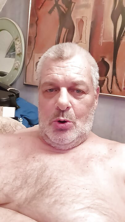 Man die masturbeert met een vibrator terwijl hij de geile stem van een geile vrouw hoort.